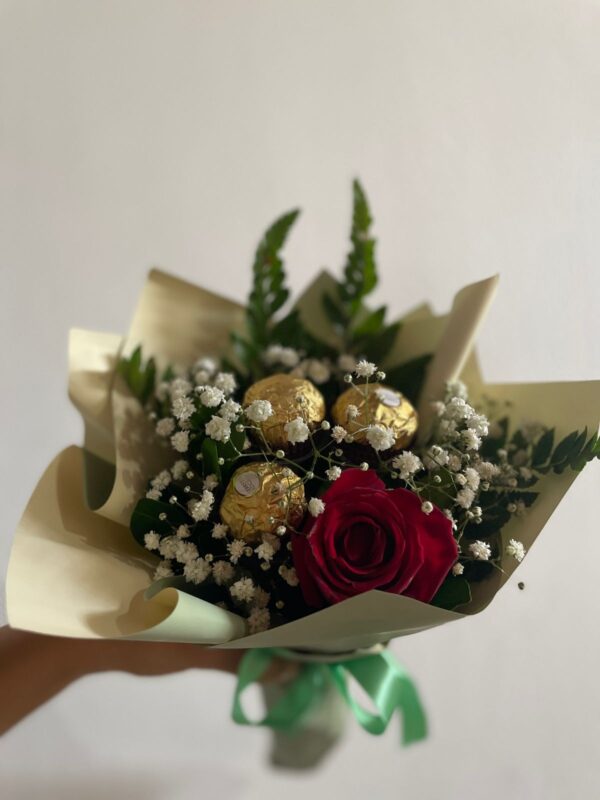 Ramalhete de rosas vermelhas e chocolate Ferrero Rocher, Ramalhete de rosas vermelhas com Ferrero Rocher, Floricultura online, Juazeiro, Bahia